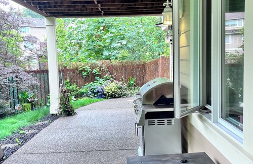 Kennydale House | 3-bedroom luxury house in charming Renton with WiFi, AC, fitness room, Theater