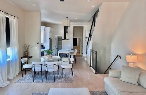 Central Sacramento House | 3-bedroom Midtown New Build with Rooftop Terrace