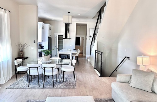 Central Sacramento House | 3-bedroom Midtown New Build with Rooftop Terrace