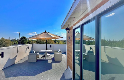 Central Sacramento House | 3-bedroom Midtown New Build with Rooftop Terrace