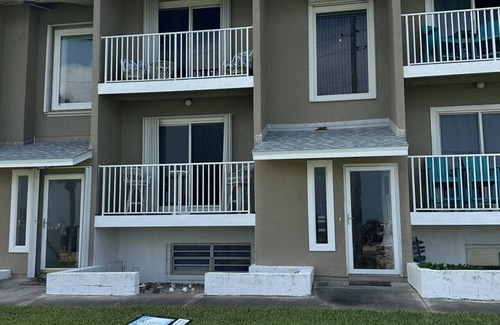 Ormond-by-the-Sea House | 3 bedroom Oceanview townhome with double car garage