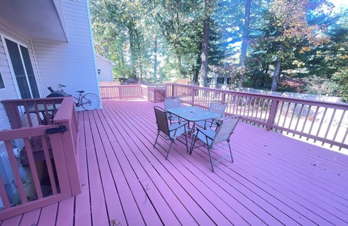 Gaithersburg House | 3-bedroom pet-friendly house in Gaithersburg AC, WiFi, deck, and fenced in yard