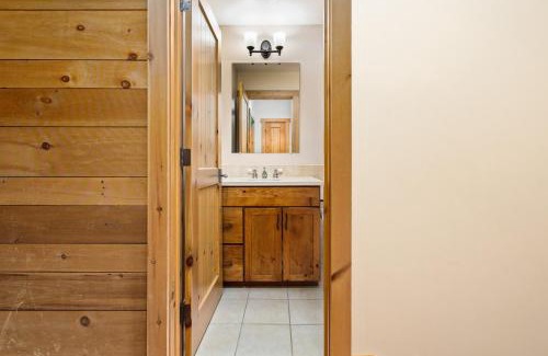 Stratton Mountain House | 3 Bedroom plus Loft at Stratton with Hot Tub