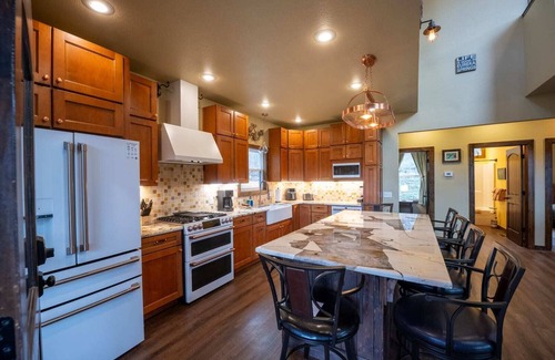 Eureka Springs House | 3 Bedroom, Private Hiking Trails 10 Mins to Eureka