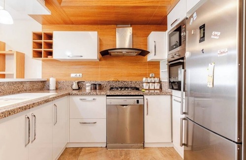 Kusadasi City Centre Apartment | 3-bedroom private garden apartment in amazing Kusadasi with WiFi, pool, AC