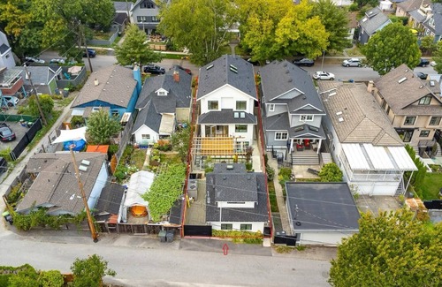 Riley Park-Little Mountain House | 3 Bedroom private suite with garden , Amazing location centrally located