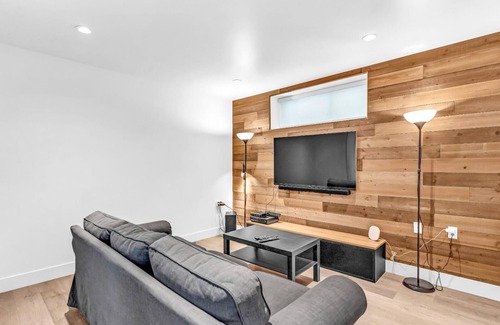 Riley Park-Little Mountain House | 3 Bedroom private suite with garden , Amazing location centrally located