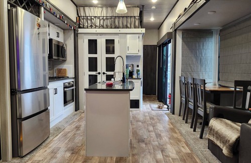 Moses Lake House | 3-bedroom RV in charming mardon resort on the golf course. Pets ok with AC, WiFi