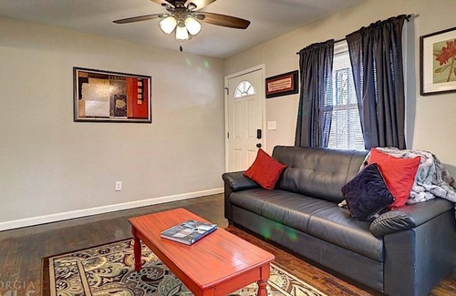 Doraville Apartment | 3 Bedroom Single family L-554085 by Houzlet