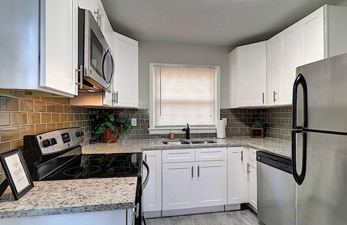 Doraville Apartment | 3 Bedroom Single family L-554085 by Houzlet