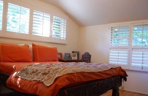 Western Malibu Apartment | 3 Bedroom Single family L-79659 by Houzlet