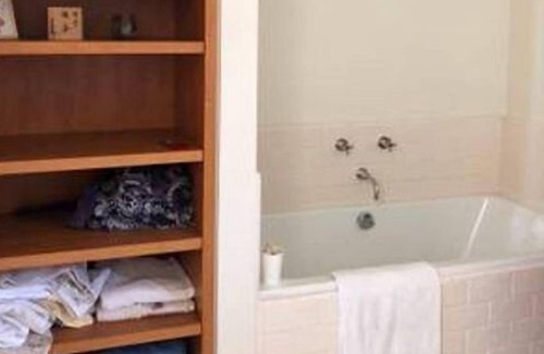 Cow Hollow Apartment | 3 Bedroom Single family L-560425 by Houzlet