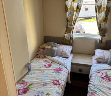 Exmouth Apartment | 3 Bedroom, Sleep 6, Wi-Fi, Decking, Sea-View, Parking