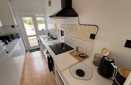 Greenwich House | 3-bedroom Sleek Modern Abbey Wood Residence - Contractor/Family Friendly