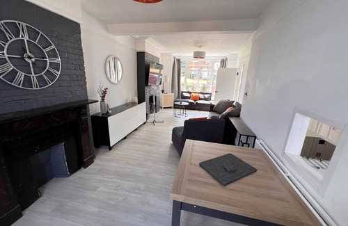 Greenwich House | 3-bedroom Sleek Modern Abbey Wood Residence - Contractor/Family Friendly