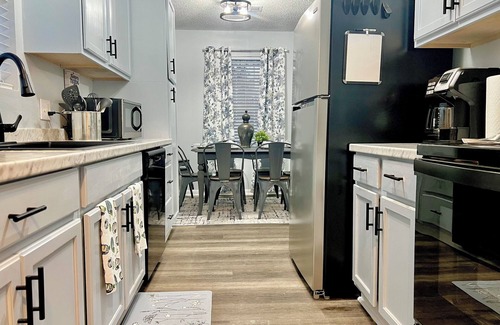 Alexandria House | 3 Bedroom Sleeps 8 - Close to Downtown Fun, Medical Center & Shopping,