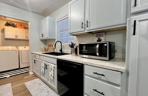 Alexandria House | 3 Bedroom Sleeps 8 - Close to Downtown Fun, Medical Center & Shopping,