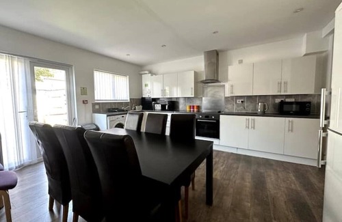 Newbury Park House | 3 Bedroom Spacious Holiday Home on Central Line
