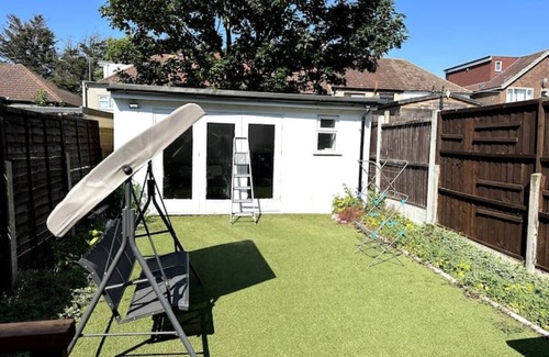 Newbury Park House | 3 Bedroom Spacious Holiday Home on Central Line