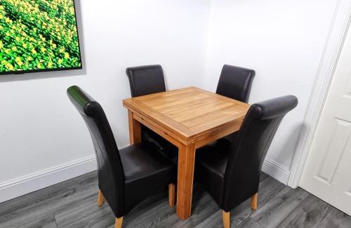 Rochdale House | 3 Bedroom Spacious Modern Comfortable Home in Rochdale, Work, Relax, Explore Manchester, Oldham, Bury