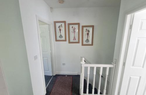 Rochdale House | 3 Bedroom Spacious Modern Comfortable Home in Rochdale, Work, Relax, Explore Manchester, Oldham, Bury