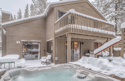 Deer Park House | 3 Bedroom Sunriver Beauty Has Fireplace, Hot Tub, Two Decks & SHARC passes