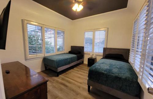 Beverly Hills Apartment | 3 bedroom top story apartment near Pico blvd