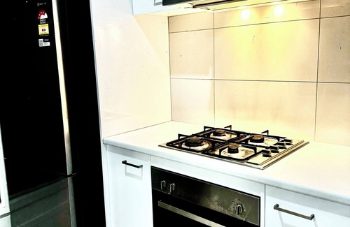 St. Albans House | 3-bedroom townhome in lovely St Albans, close to Melbourne airport with WiFi, AC