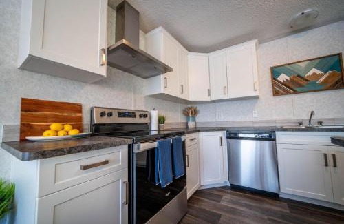 East Kootenay Apartment | 3 Bedroom Townhouse with Mountain Views, Large Deck, Garage