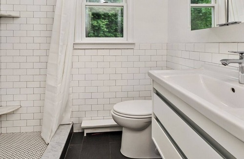 Manchester-by-the-Sea House | 3 Bedroom Cozy Cape with Singing Beach Access