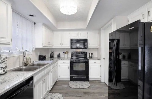 Springfield House | 3-bedroom vacation home just 5 minutes from Bass Pro Shops Outdoor World