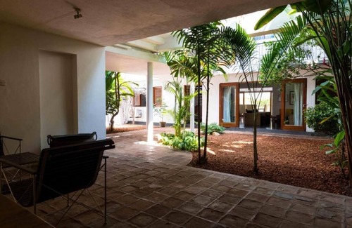 Kollupitiya Villa | 3-Bedroom Villa with Sri Lanka Contemporary Art & Architecture Experiences