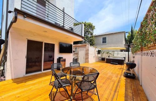 Mid City Apartment | 3 bedroom with Hot Tub and Video game console 10 minutes from Rodeo Drive Beverly Hills