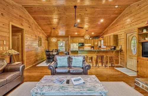 Huddleston House | 3 Bedrooms, 1 Flex Room, 3 Bathrooms! Hot Tub *NEW 2025*, Wifi & Pet Friendly! Great Getaway For A