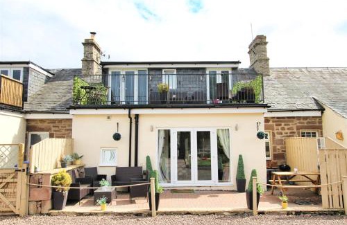 Norham House | 3 Bedrooms - 2 Bath Rooms - Dog Friendly - Parking
