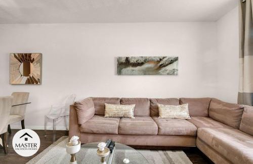 Bay Lake House | 3 Bedrooms 2 Bathrooms Lucaya Village 18-102