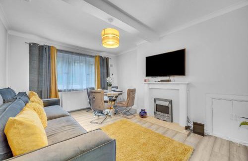 Motherwell Apartment | 3 Bedrooms Homely House in Motherwell Sleeps 8 comfortably with 6 double beds Near Glasgow Edinburgh Free Private Parking Business Travellers Contractors Holiday Goers Near all Major transport links