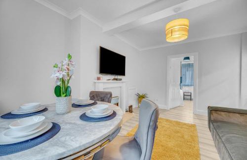 Motherwell Apartment | 3 Bedrooms Homely House in Motherwell Sleeps 8 comfortably with 6 double beds Near Glasgow Edinburgh Free Private Parking Business Travellers Contractors Holiday Goers Near all Major transport links