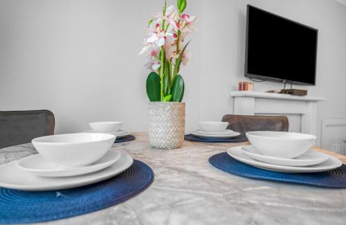 Motherwell Apartment | 3 Bedrooms Homely House in Motherwell Sleeps 8 comfortably with 6 double beds Near Glasgow Edinburgh Free Private Parking Business Travellers Contractors Holiday Goers Near all Major transport links