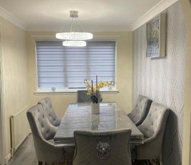 Pollokshaws House | 3-Bedrooms House in Thornliebank Glasgow