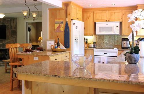 Bass Lake House | 3 bedrooms house in tranquil Bass Lake with AC WiFi Enjoy relaxation