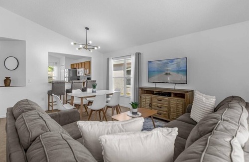 Lake Berkley House | 3 Bedrooms S/Lake Berkley Home by RedAwning