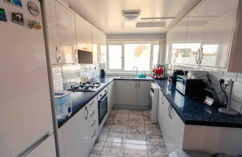 Andover House | 3 Bedrooms - Sleeps 8 - Wifi - 3 Car Parking