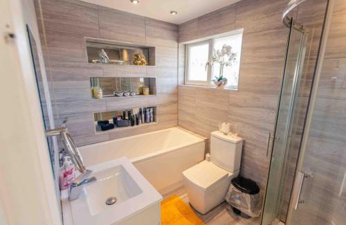 Andover House | 3 Bedrooms - Sleeps 8 - Wifi - 3 Car Parking