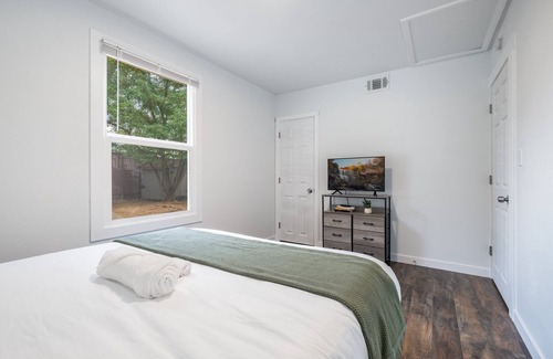South Tacoma House | 3 Beds/65" Smart TV/Workspace/Full kitchen/Near DT