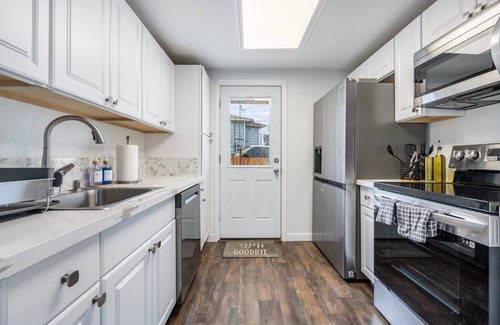 South Tacoma House | 3 Beds/65" Smart TV/Workspace/Full kitchen/Near DT