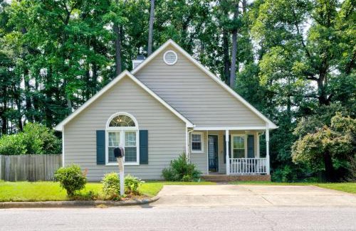 Cary House | 3 Beds, Kids Friendly Ranch,Jaccuzzi Tub,Walk to Food Lion,Restaurant, Keurig , sleep noise machine,Crib,5G