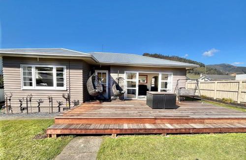 Nelson South House | 3-Beds with Sunny Deck & Gardens