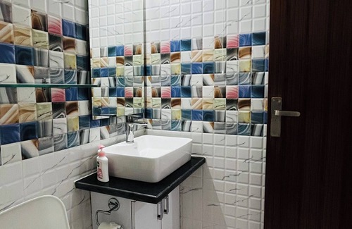 Vasant Kunj Apartment | 3-BHK apartment in New Delhi with WiFi, AC at a 15 min distance from IGI Airport