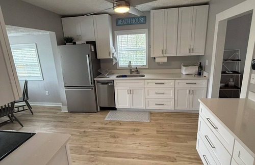 North Carolina Coast House | 3 BLOCKS TO BEACH & BOULEVARD - Lindy's Landing, 3 BLOCKS FROM THE BEACH & BOULEVARD -Lindy's Landin